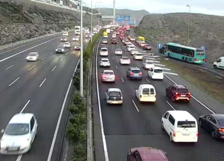 Las colas están ocasionadas por un vehículo parado en la vía a la altura de El Mirador/TA.
